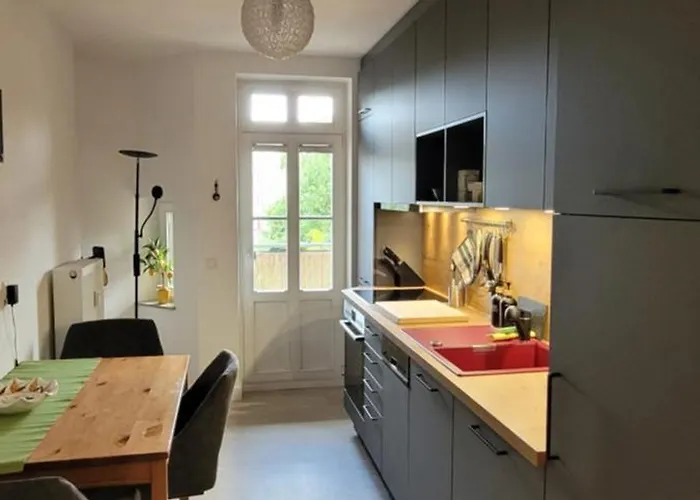 Air-conditioned In A Great Location With Balcony 아파트